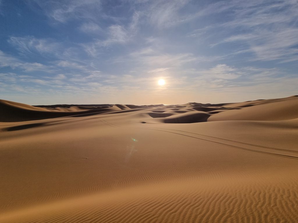 Sonnenuntergang in der Namib-Wüste bei Swakopmund in Namibia.