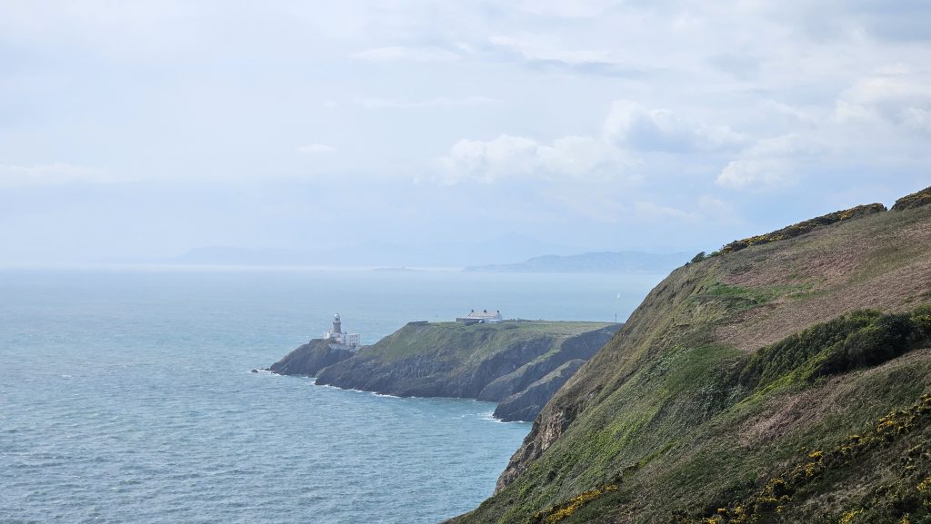 Leuchtturm auf der Howth Peninsula bei Dublin in Irland.