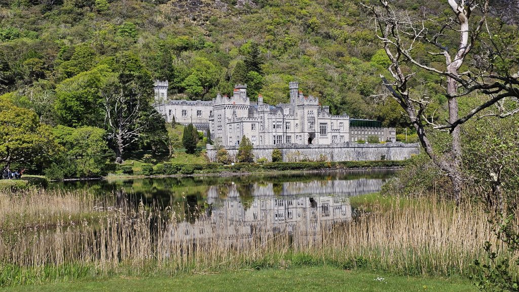 Kylemore Abbey im Connemara-Nationalpark in Irland.