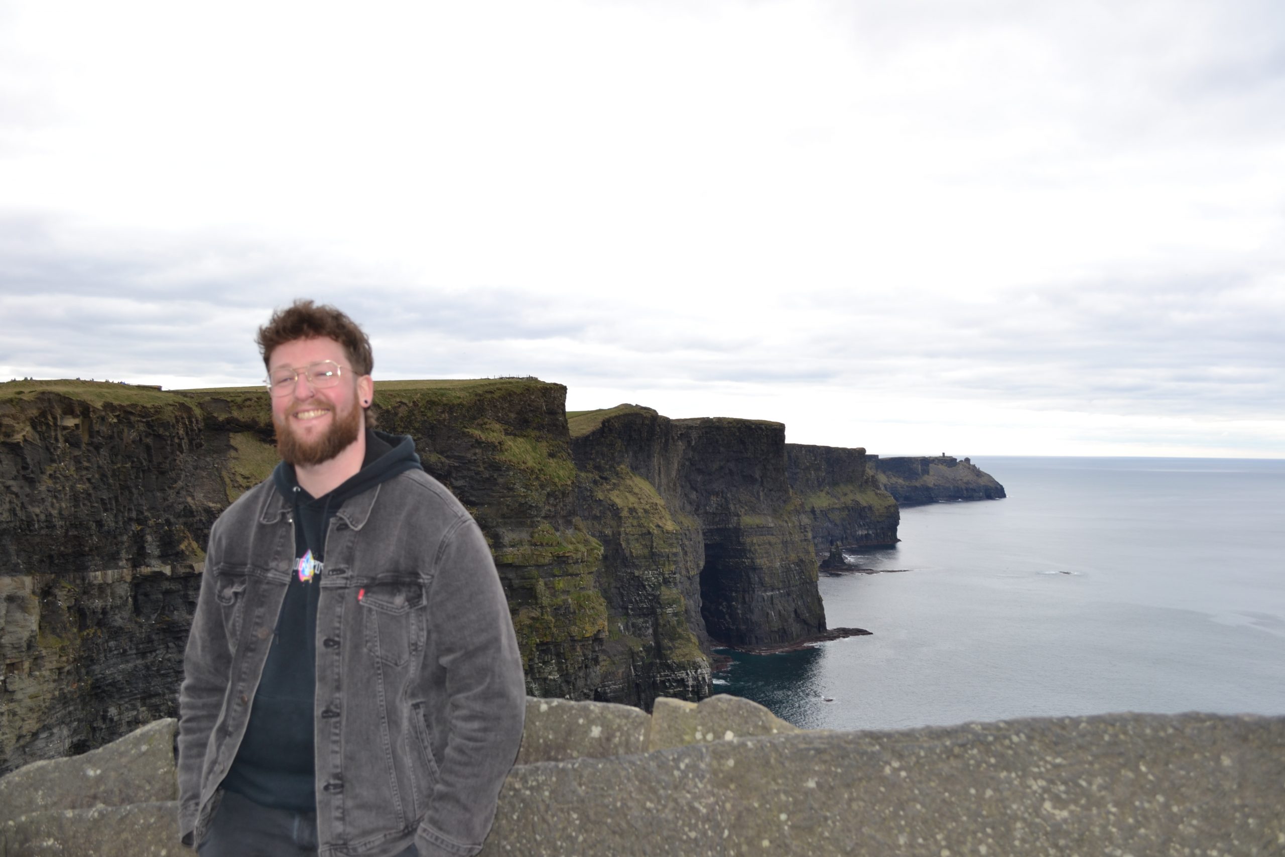 Jeremy von auszeitarchitekt vor den Cliffs of Moher in Irland.