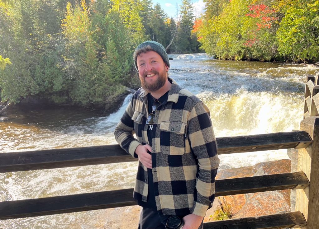 Jeremy von Auszeitarchitekt vor einem Wasserfall auf der Upper Peninsula in Michigan, USA.