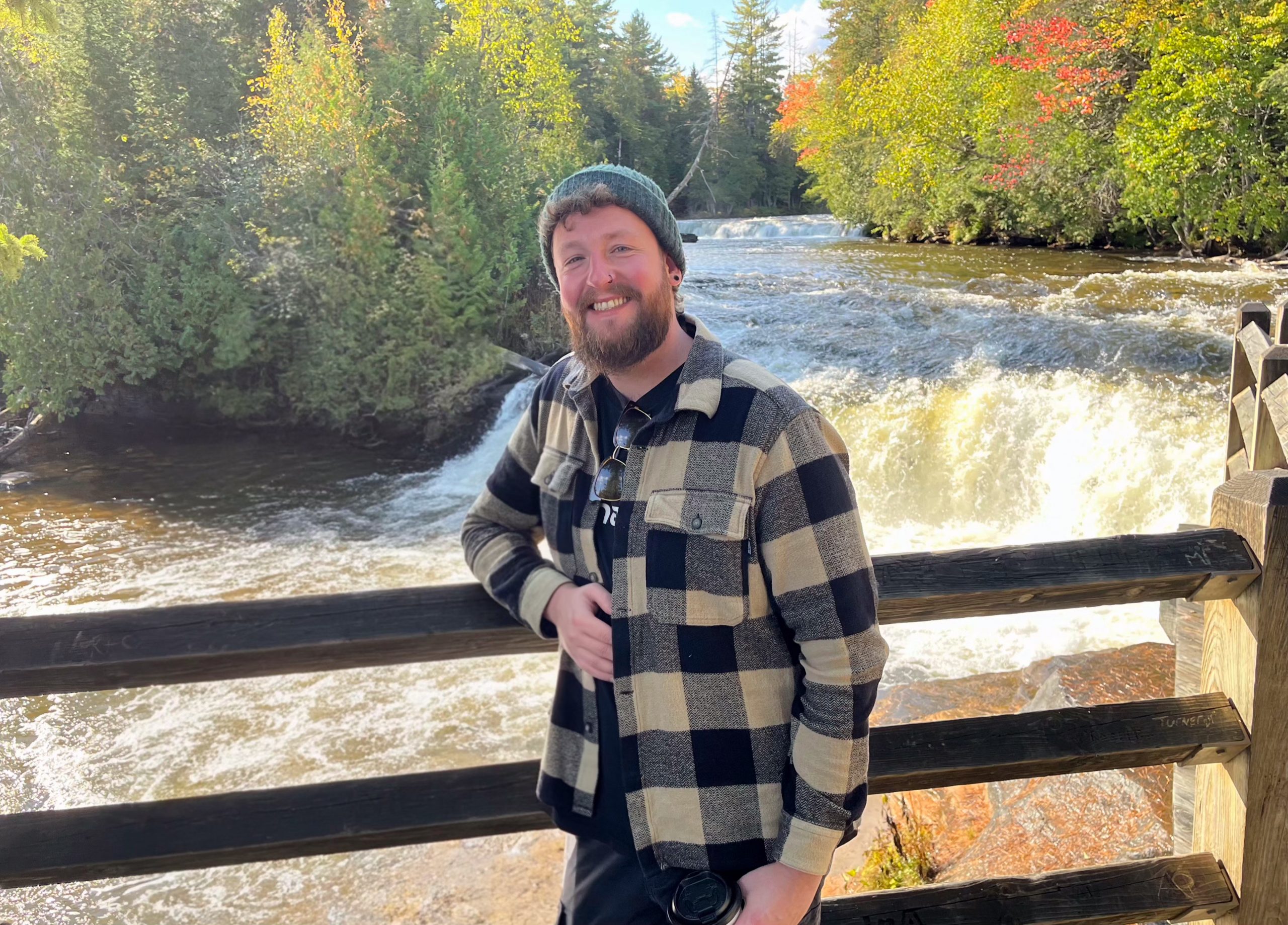 Jeremy von Auszeitarchitekt vor einem Wasserfall auf der Upper Peninsula in Michigan, USA.